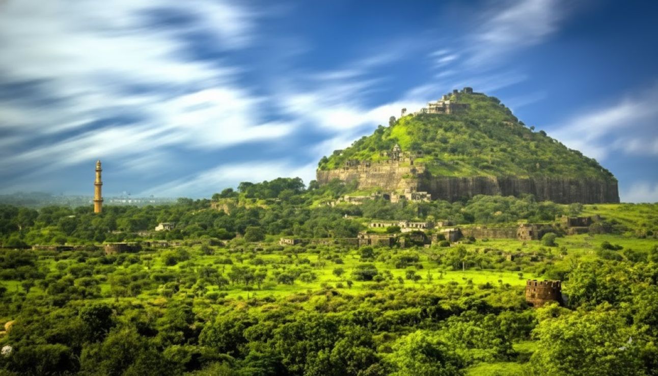 Daulatabad Fort Tour Service from Sambhaji Nagar – Complete Travel Guide